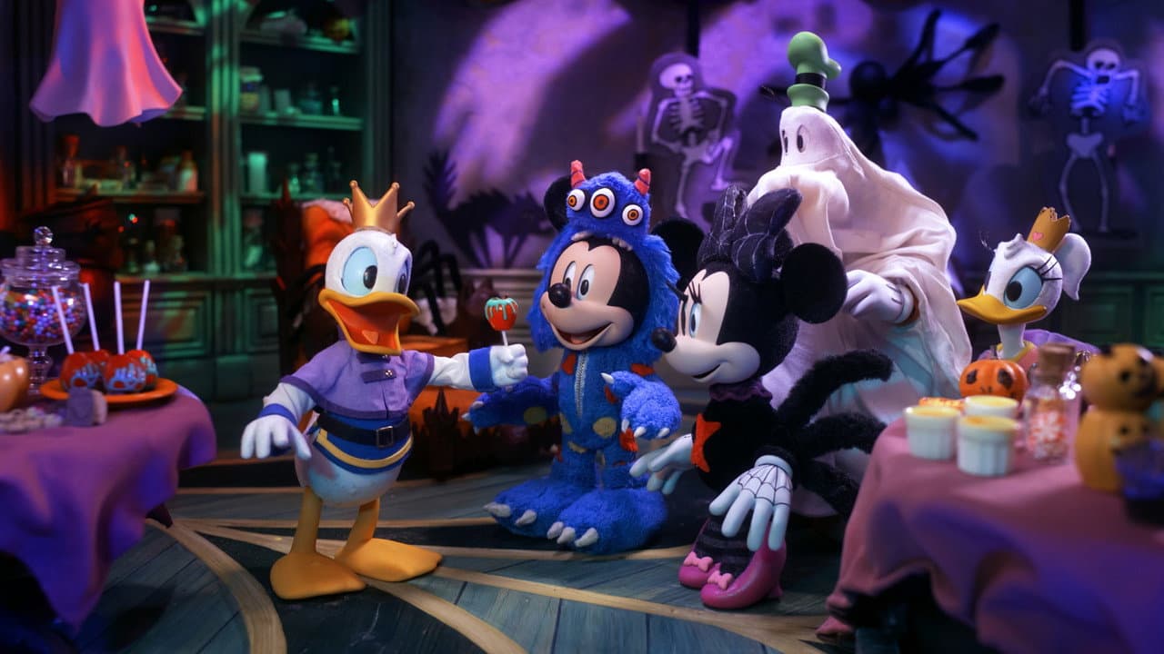 Mickey and Friends: Trick or Treats still 2