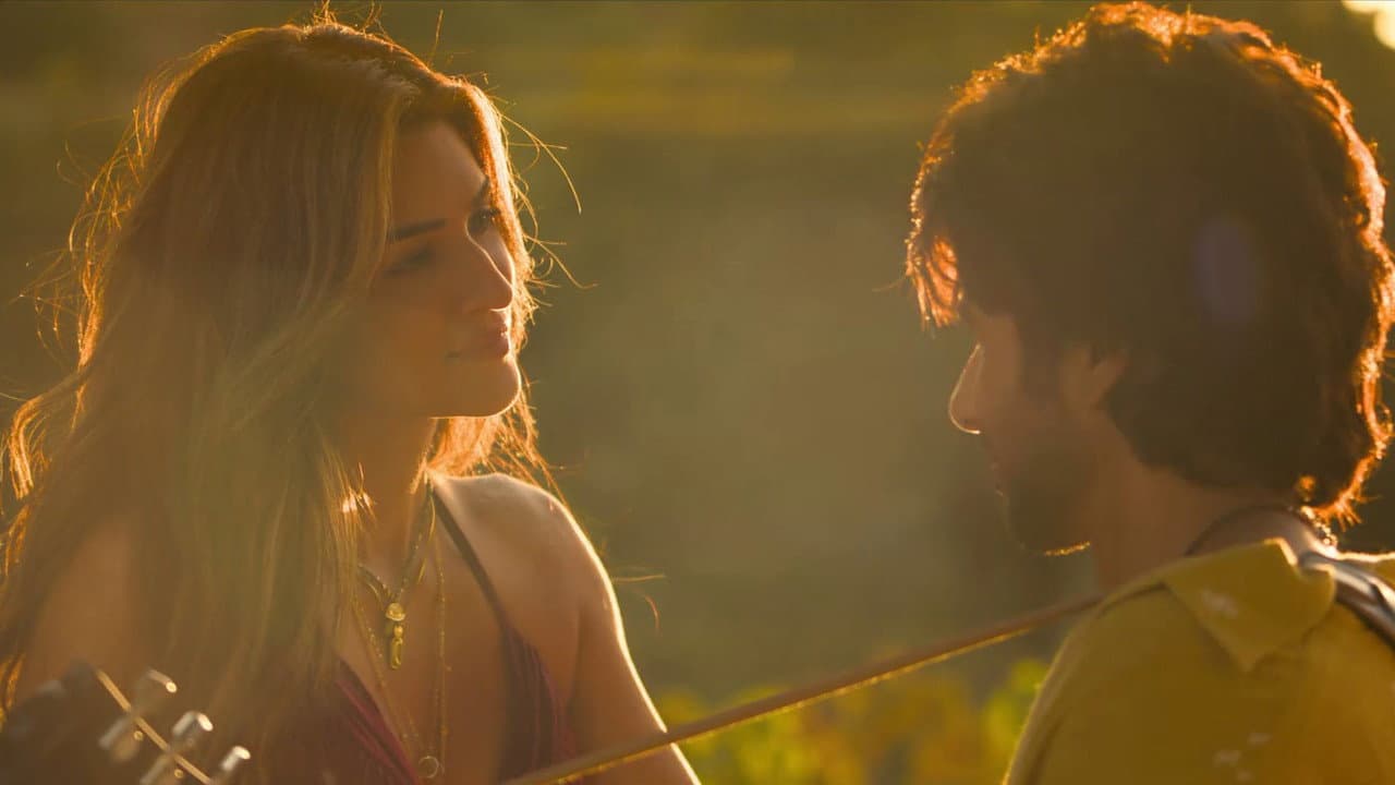 Cocktail 2 Review: Kriti Sanon, Shahid Kapoor Film still 7